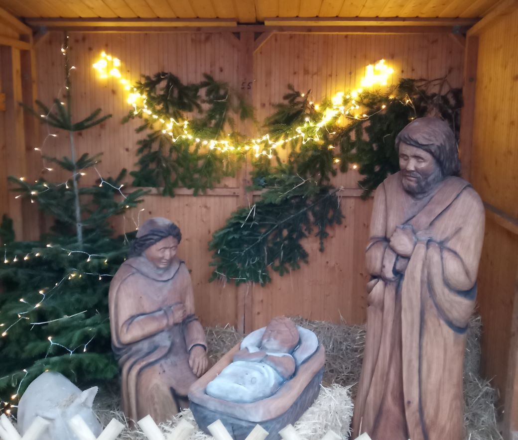 Weihnachtskrippe auf dem Marktplatz in Weikersheim - Große, geschnitzte Figuren